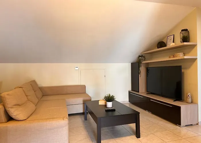 Spacious Attic Nearby The Town.