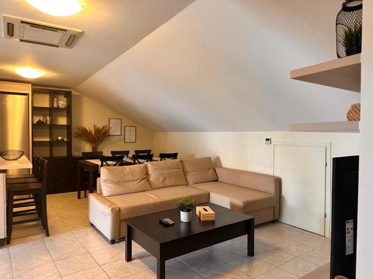 Spacious Attic Nearby The Town.